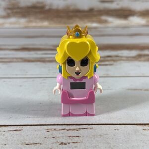 Lego 71403 Princess Peach with Crown /Tiara, Earrings Skirt Super Mario
